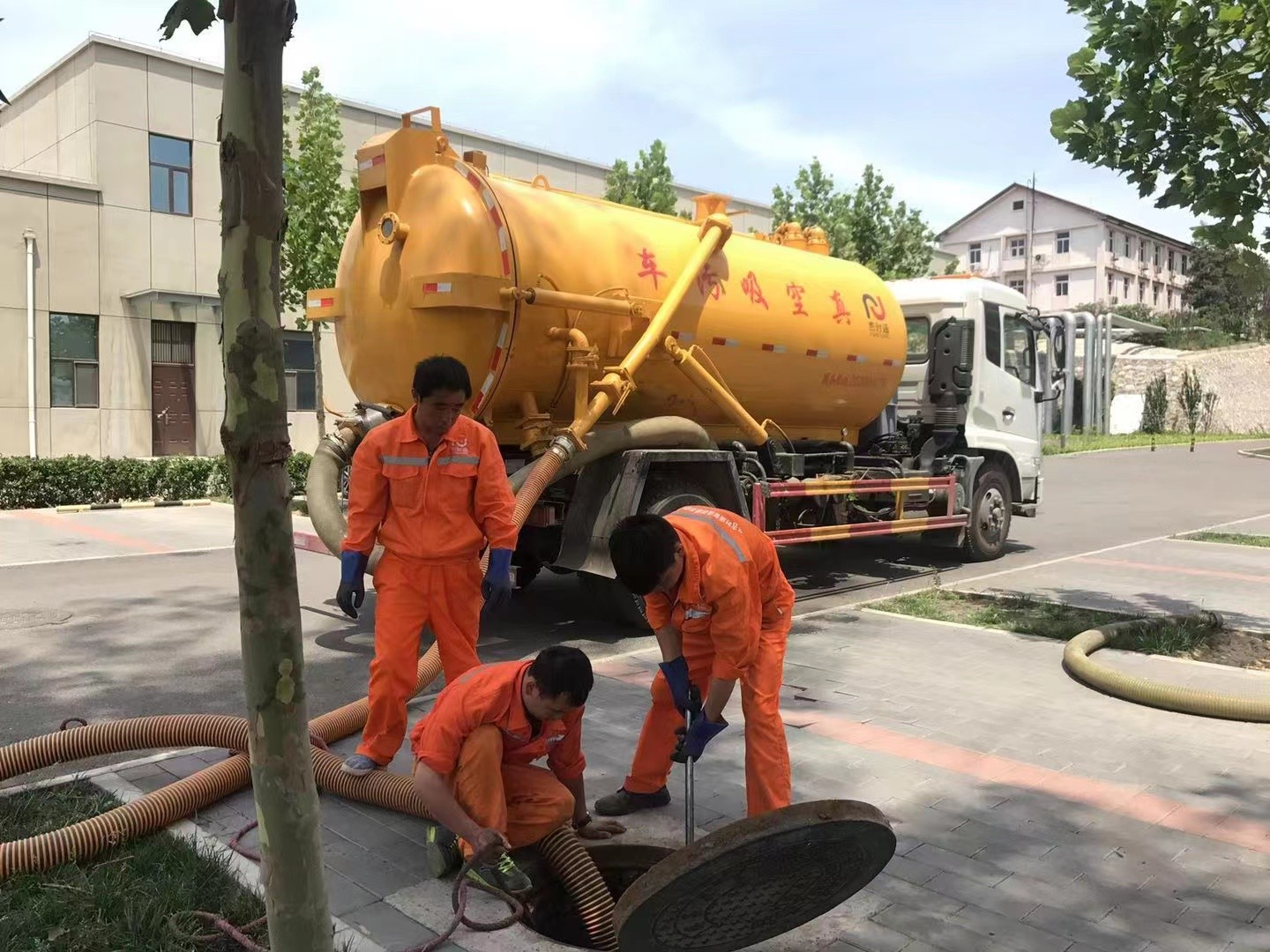 封开管道疏通车停在窨井附近