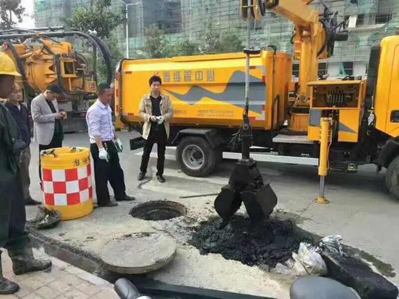 封开街道：网格员化身“清道夫”，为民解忧疏通“堵心”化粪池
