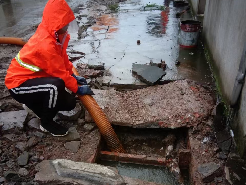 封开专业清理污水池 炜誉市政以规范流程守护城市 “肠道”