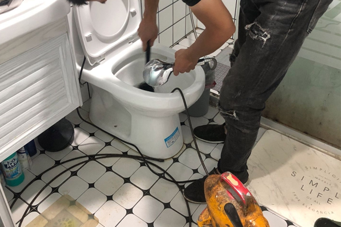封开马桶堵塞自己疏通还是找师傅?专业上门服务让你省时更省心